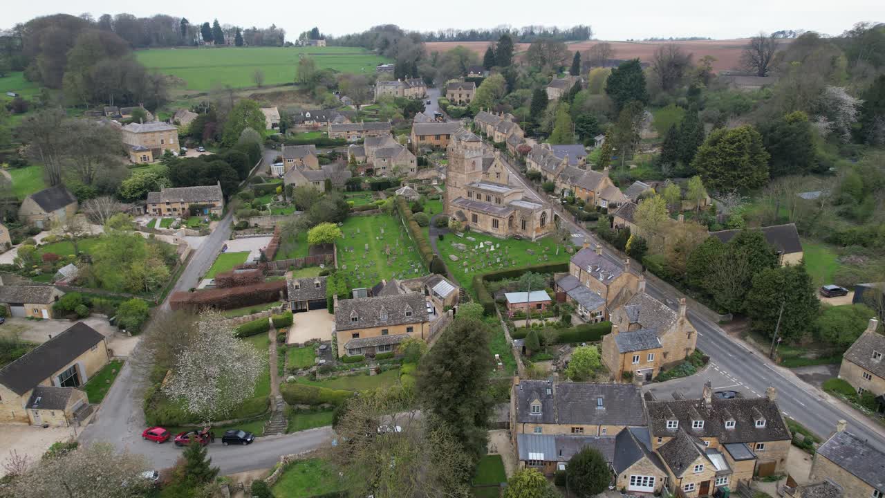 bourton en la colina cotswold village uk drone vista aérea en la primavera