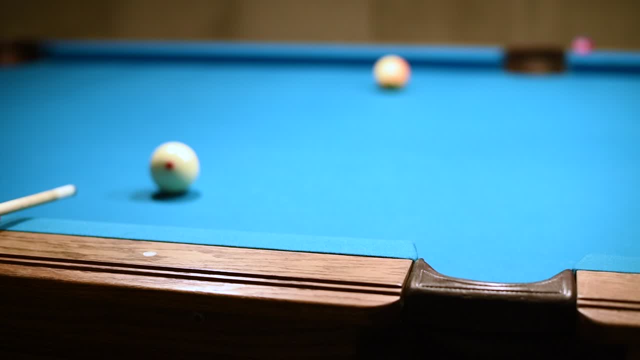 Snelle bandstoot bij negenbal in Amerikaans poolbiljart