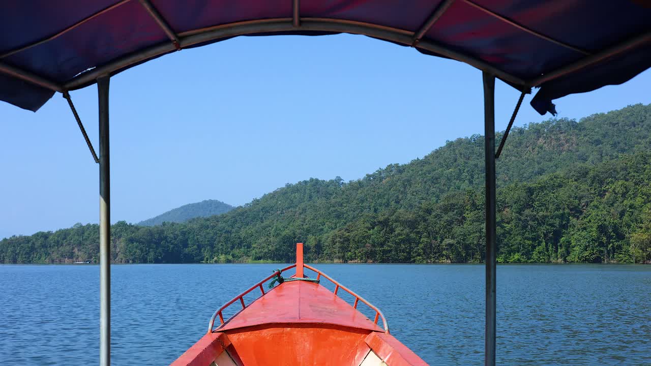 조용하고 그림 같은 호수를 가로지르는 조용한 여행