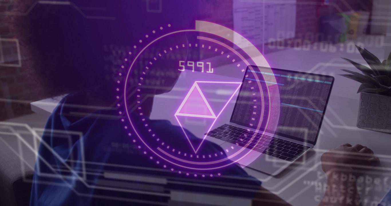 Dataanalytiker taster ved et skrivebord og aktiverer en holo-skive, der viser et prisme og overvåger live-målinger.