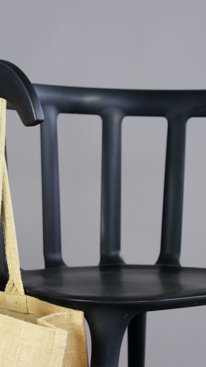 bolso colgado de una silla