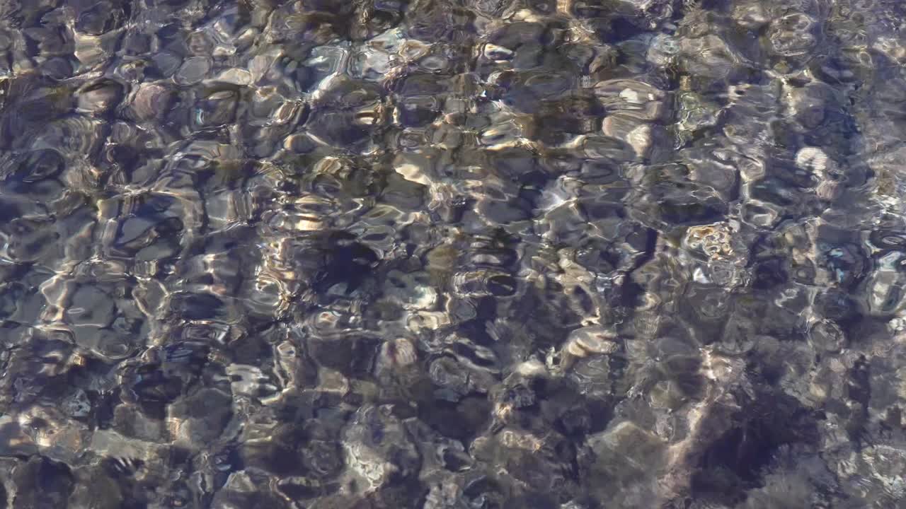 волны на прозрачной поверхности моря