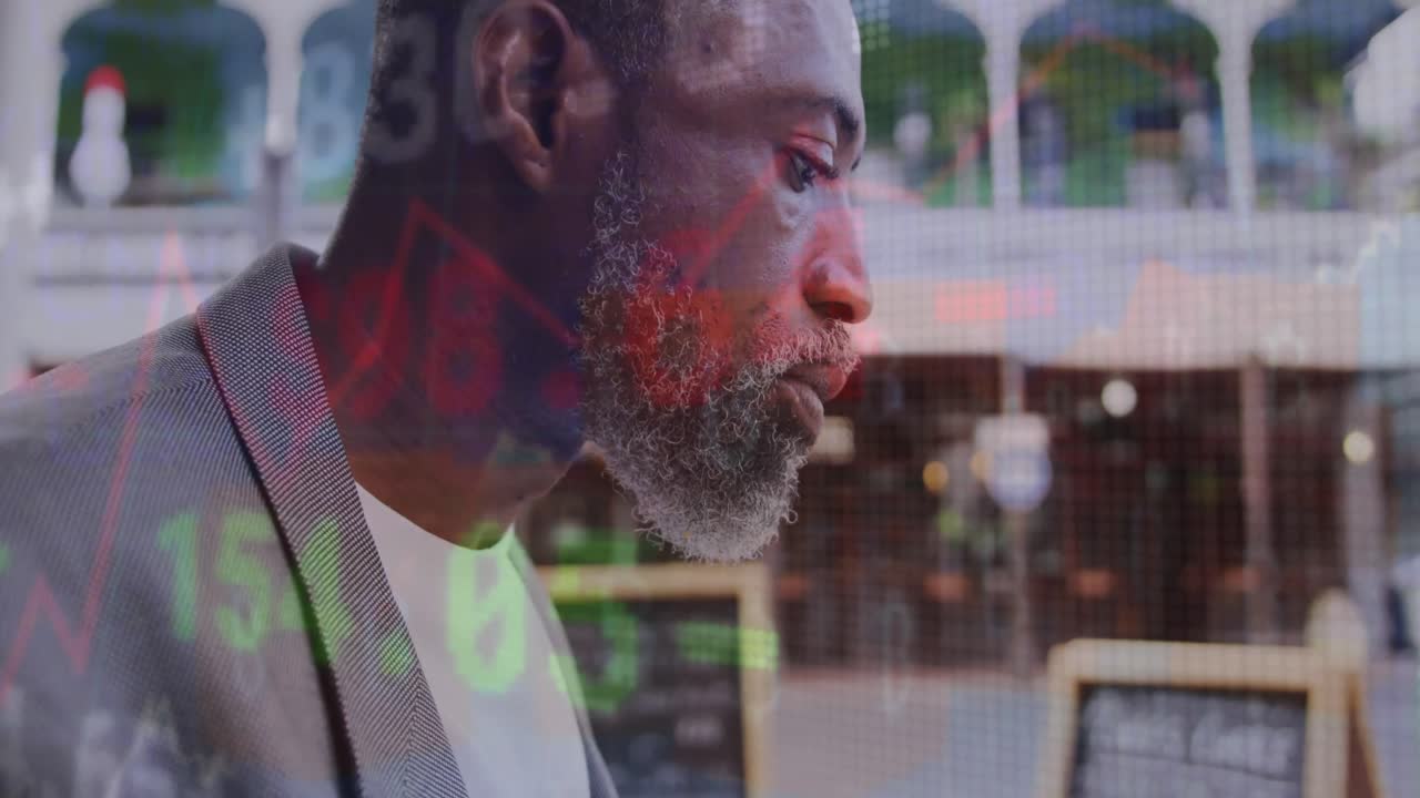 animación del procesamiento de datos del mercado de valores sobre un empresario afroamericano tomando un bocadillo al aire libre.