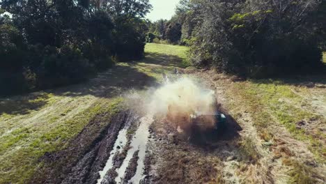 jeep wrangler embarrado con un buen chapoteo de un charco