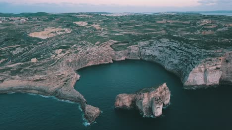 vuelo sobre la bahía de dwejra en malta al atardecer