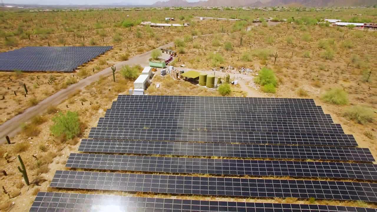 el cierre aéreo se retira de una serie de paneles solares en el desierto de sonora cerca de taliesin west, scottsdale, concepto de arizona: medio ambiente, energía alternativa, energía solar
