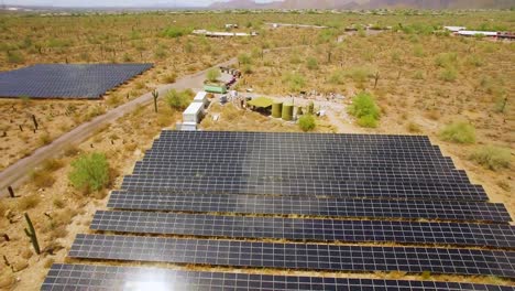 Nahaufnahme-Aus-Der-Luft,-Zurückgezogen-Von-Einer-Reihe-Von-Sonnenkollektoren-In-Der-Sonora-Wüste-In-Der-Nähe-Von-Taliesin-West,-Scottsdale,-Arizona.-Konzept:-Umwelt,-Alternative-Energie,-Solarenergie