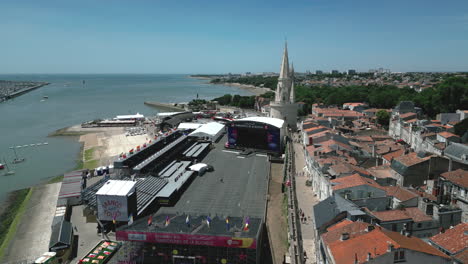 Evento-Francofolies-2022-Con-Torre-De-Linterna-En-Segundo-Plano-En-La-Rochelle,-Departamento-De-Charente-maritime-En-Francia