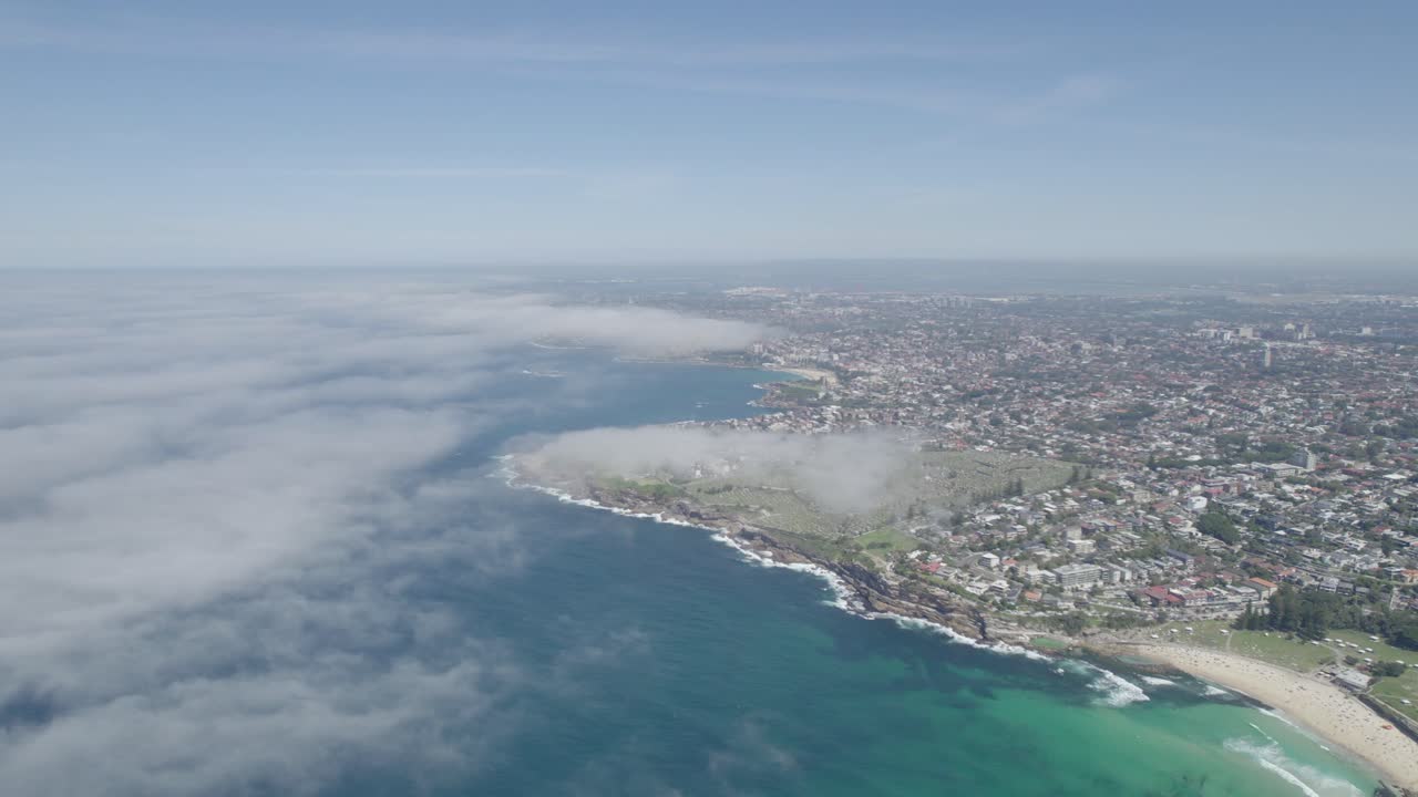 오스트레일리아 시드니 의 동부 교외 지역 이 특이 한 바다 안개 로  ⁇ 여 있는 풍경적 인 공중 사진