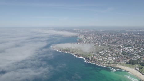 Panorama-Luftaufnahme-Der-östlichen-Vororte,-Bedeckt-Mit-Ungewöhnlichem-Meeresnebel-In-Sydney,-Australien
