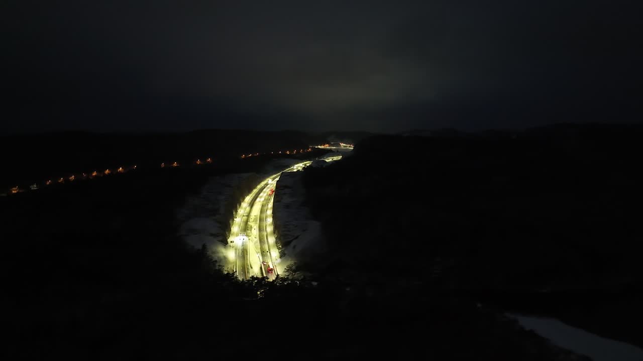 autopista en noruega durante la noche