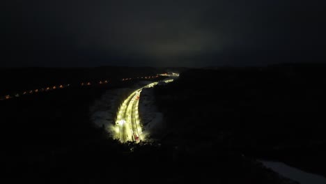 autopista en noruega durante la noche