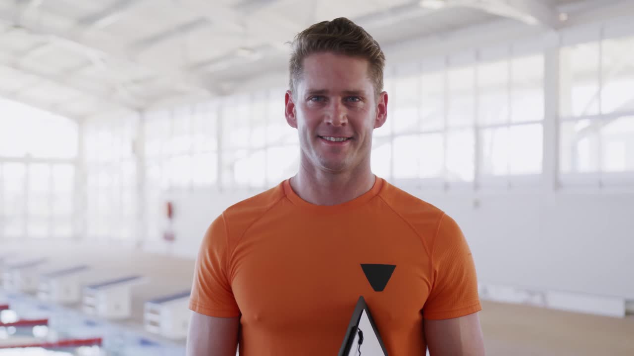 entrenador de natación mirando a la cámara