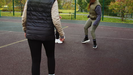 mujeres jugando al fútbol