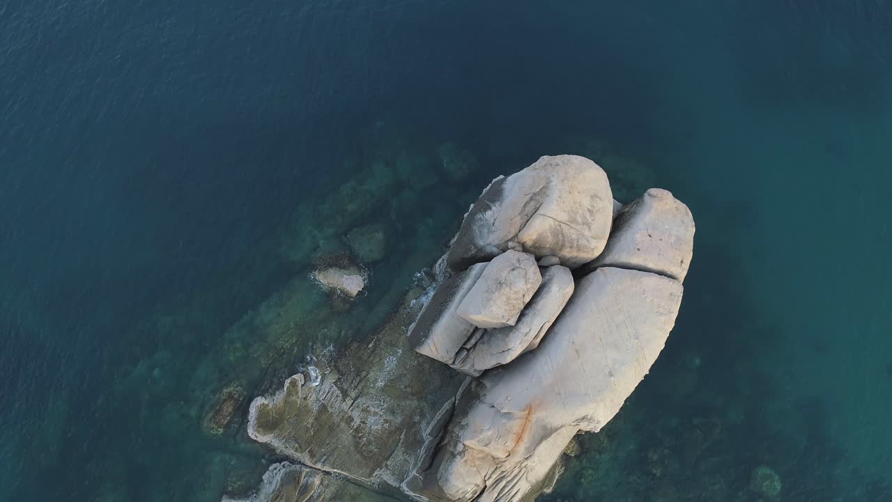 Volo su una grande roccia nel mare