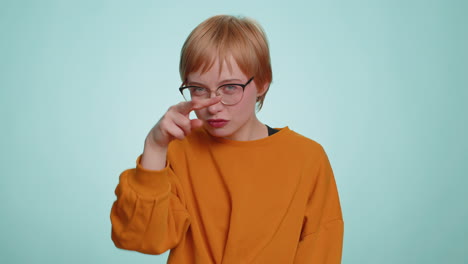 mujer señalando a sus ojos y la cámara muestra que te estoy viendo gesto espiar viendo a alguien