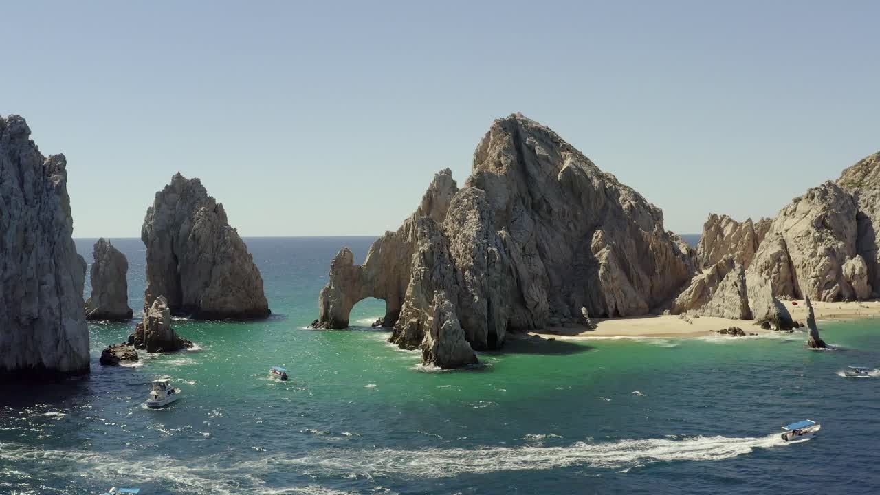 impresionantes formaciones rocosas y arco natural, punto de referencia de cabo san lucas, méxico, aproximación aérea