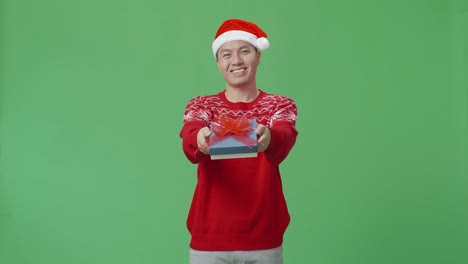 크리스마스 선물을 주는 남자