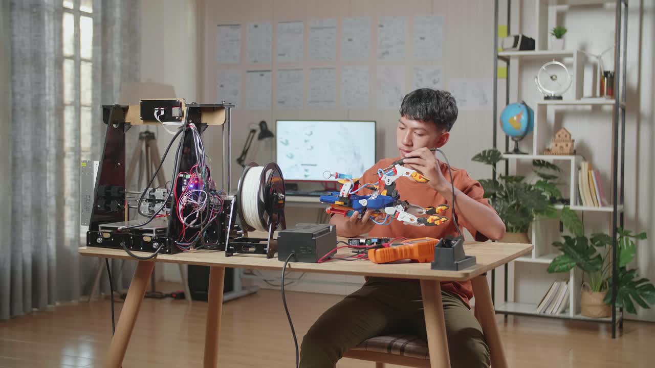 3d 인쇄 로을 만드는 젊은이