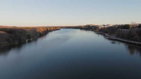 Toma-Aérea-Del-Hermoso-Lago-Lateral-Abierto-Del-Río-Con-Luz-Cinematográfica