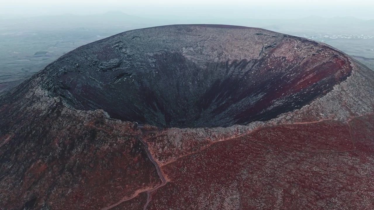 Vista aerea di un grande cratere vulcanico in un paesaggio brullo