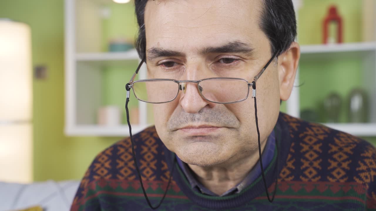 y un viejo emocional y triste.