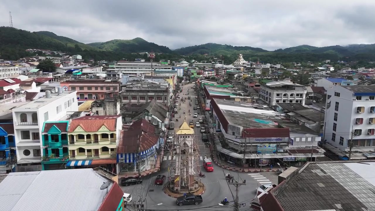 Menara Jam Betong di pusat kota Betong pada siang hari