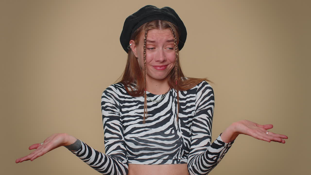 짜증나는 여자가 분노한 표정으로 손을 들어, 왜, 실패의 어떤 이유를 묻고