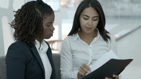 Junge-Geschäftsfrauen-Unterzeichnen-Papiere