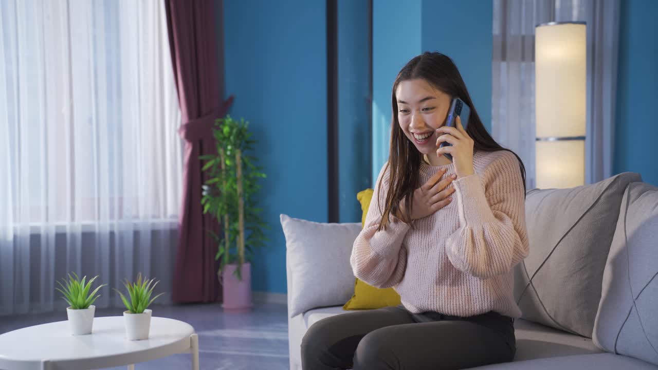 행복한 아시아 젊은 여성이 좋은 소식을 받거나 놀라운 소식을 받습니다.