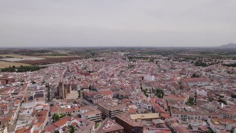 Vista-Panorámica-De-Drones-Del-Paisaje-Urbano-De-Montijo,-España---Belleza-De-La-Ciudad-Desde-Arriba