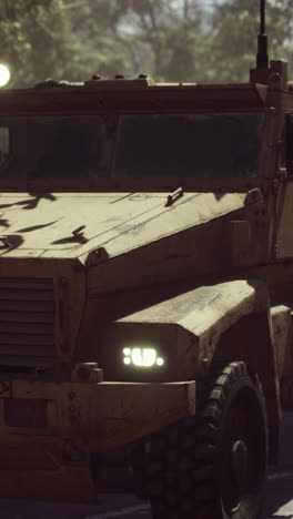 primer plano de un vehículo blindado militar