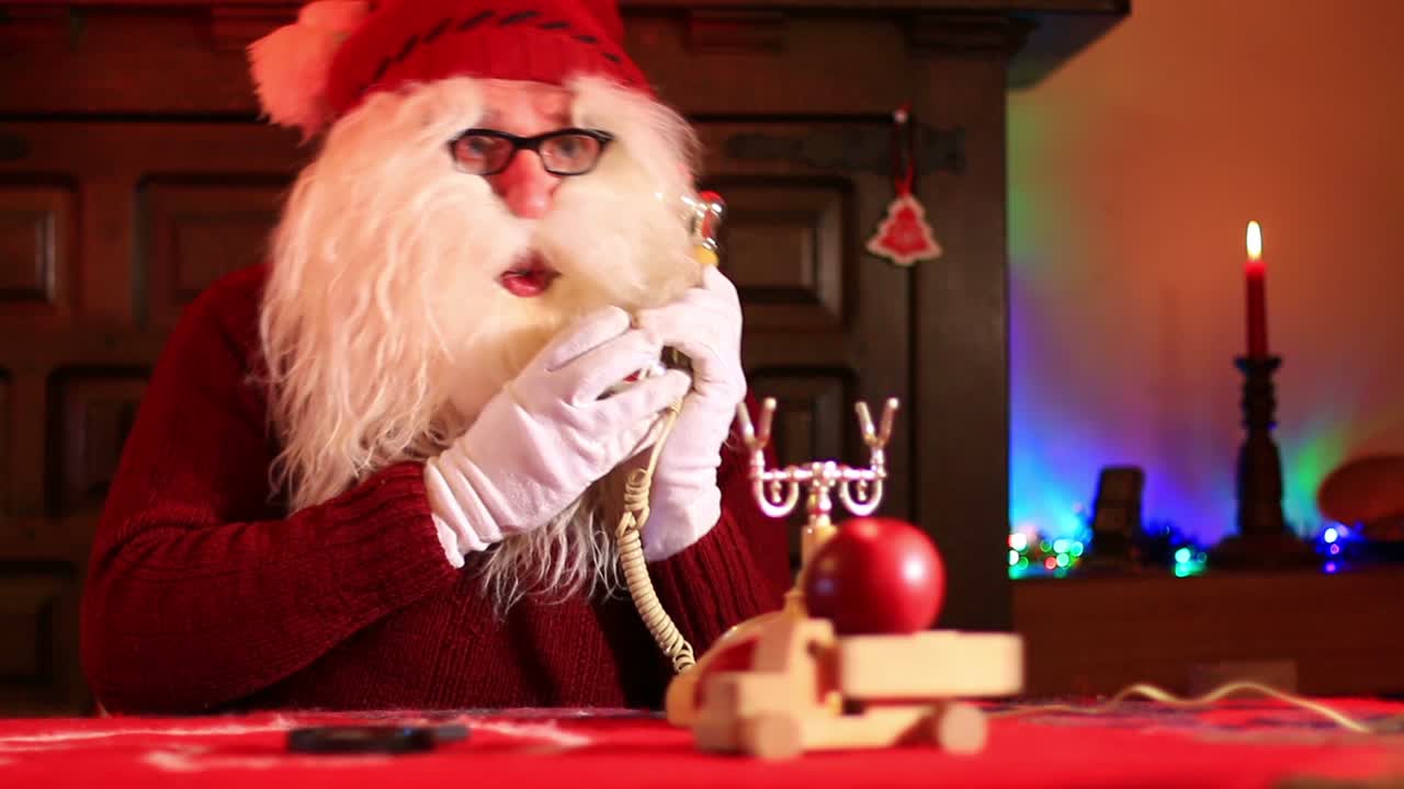 산타 클로스는 빈티지 전화로 말한다