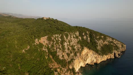 Felskap-Am-Ufer-Des-Mittelmeers-Mit-Panoramablick-In-Grüner-Vegetation-In-Albanien