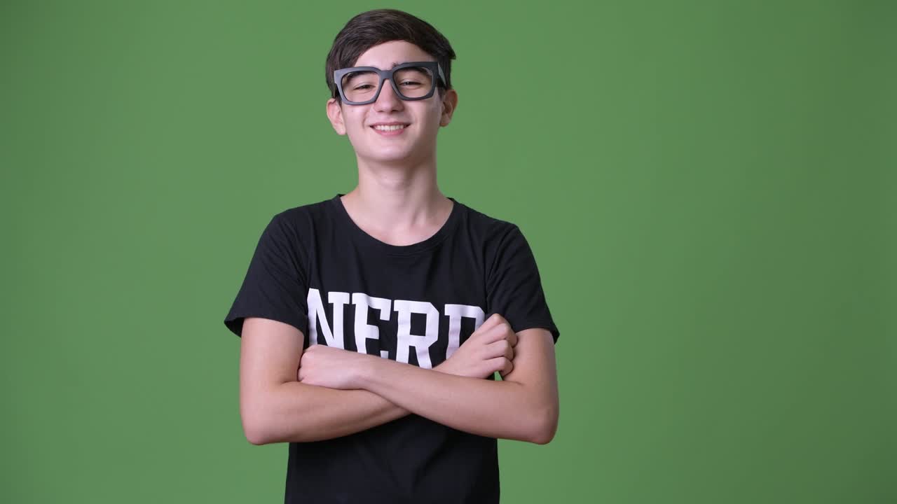 joven y guapo adolescente iraní contra un fondo verde