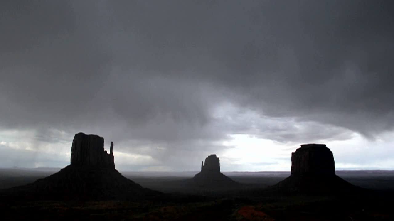 모뉴먼트 밸리 유타에 폭풍이 몰아친 후 햇빛에 무지개가 형성됩니다.