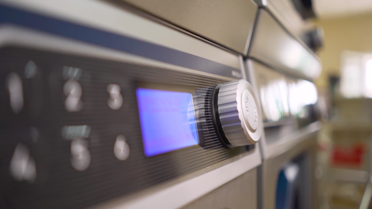 손으로 세탁기 스위치를 켜고 끄는 세탁 프로그램을 올바른 옵션으로 설정합니다.