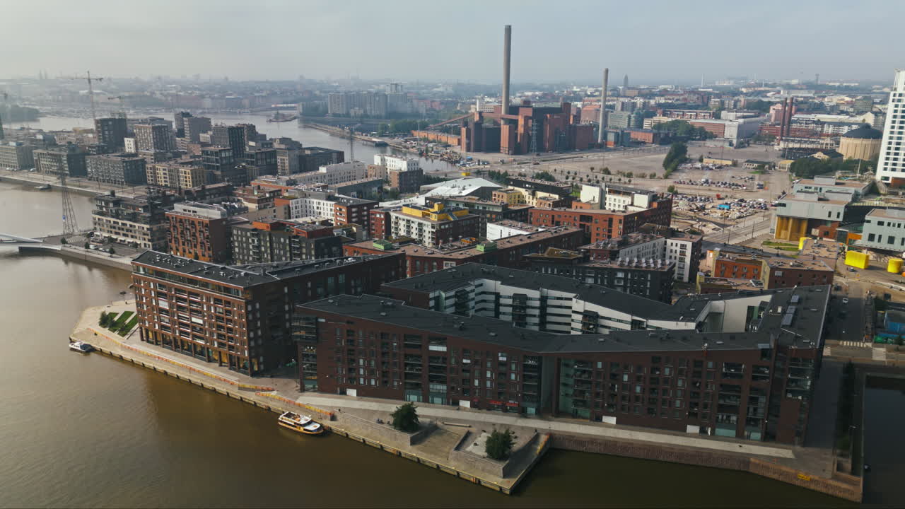 distrito de kalasatama en helsinki, finlandia. la cámara sube