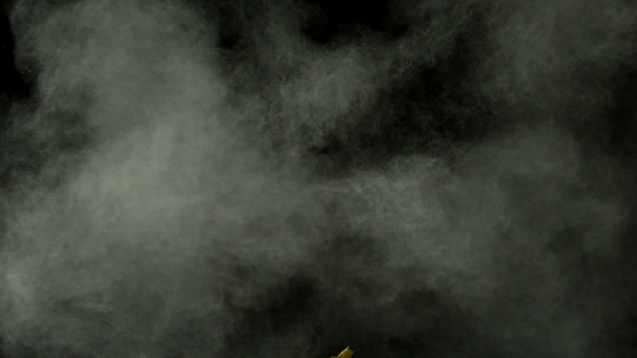 flecha disparando a través de un globo cubierto de polvo