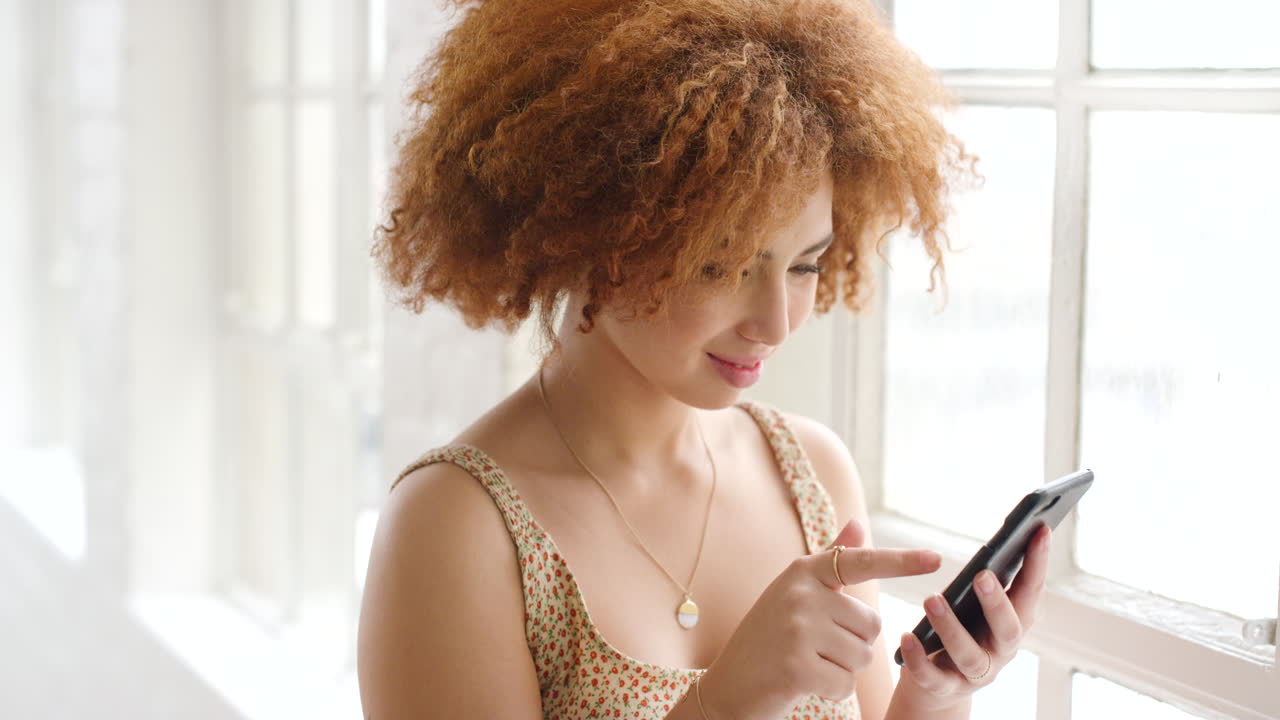 junge frau benutzt ein telefon in einem hellen raum