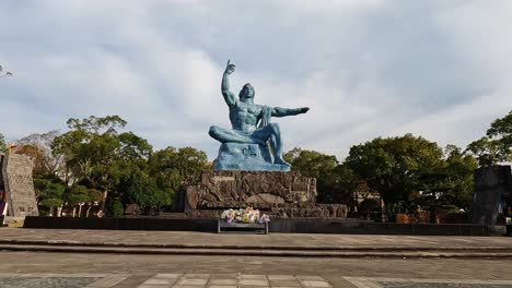 Die-Friedensstatue-Im-Nagasaki-Peace-Park,-Nagasaki,-Japan