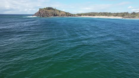 Volando-Sobre-El-Mar-De-Coral-Hacia-Norries-Headland-En-Cabarita-Beach,-Nueva-Gales-Del-Sur,-Australia