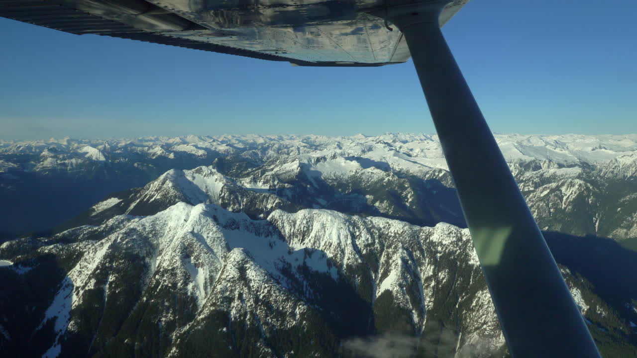 cordillera nevada vista desde la ventana de un avión cessna-172 volando de vancouver a pemberton en canadá