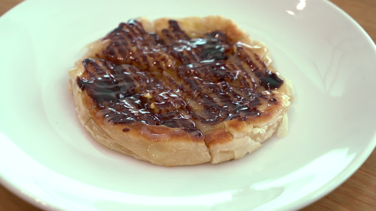 접시에 초콜릿 소스를 곁들인 로티