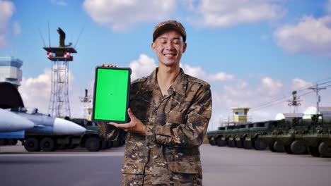 personal militar mostrando una tableta de pantalla verde