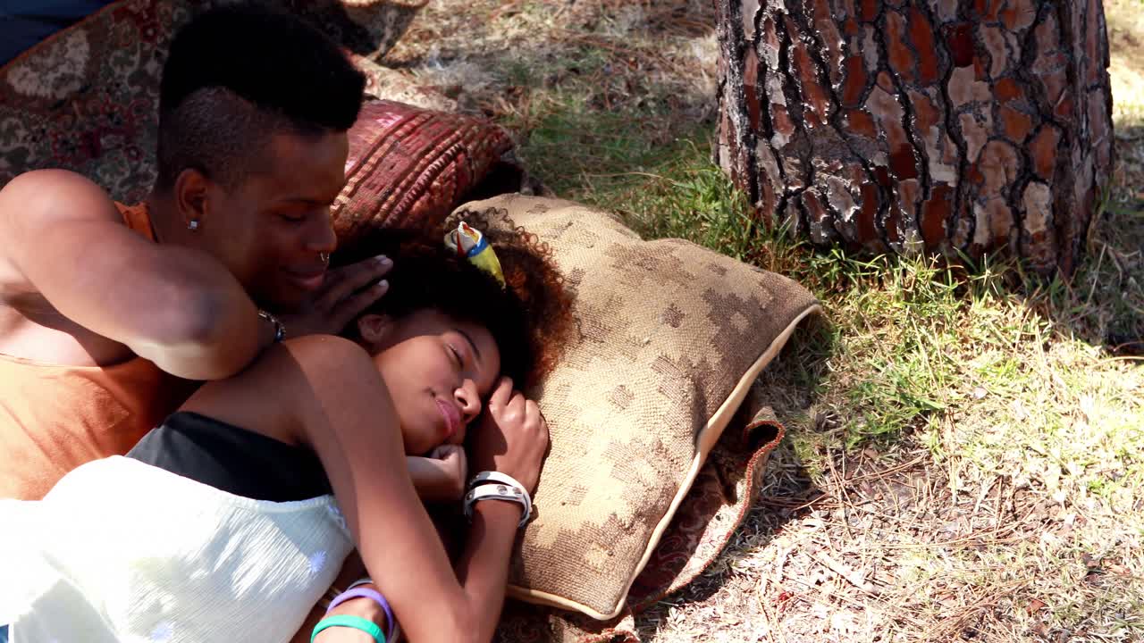 서로  ⁇ 안고 있는 커플 4k