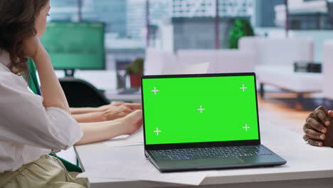 buscador de trabajo asistiendo a una entrevista con el equipo de recursos humanos al lado de la pantalla de maqueta