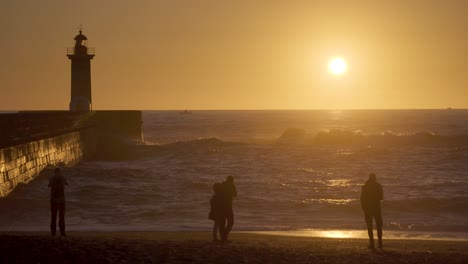 Hermosa-Silueta-Personas-Puesta-De-Sol-Porto-Portugal