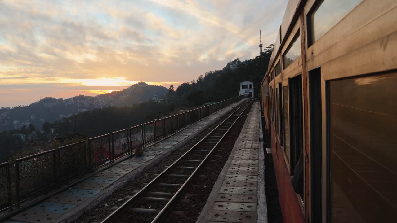 Video: Cielo drammatico al tramonto con treno storico e ferrovia di montagna, ripreso a Shimla, Himachal Pradesh, India.