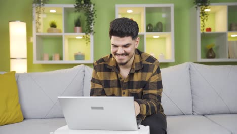 joven riendo y guiñando el ojo a la cámara.